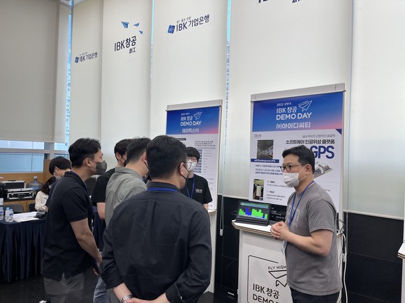 아이디씨티는 인공위성 신호가 닿지 않는 지하나 터널에 GPS 신호를 발생시켜 실내에서도 정확한 위치를 제공하는 인프라 플랫폼 기술을 선보였다. =김수현 기자