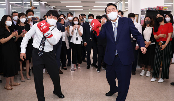 선물받은 권투장갑을 한쪽씩 나눠끼고 어퍼컷 자세를 취하고 있다. ⓒ 연합뉴스