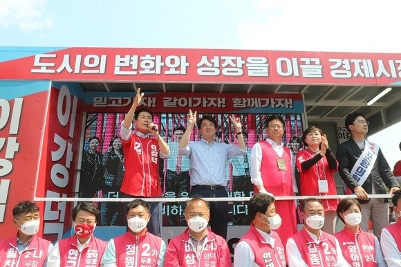 국민의힘 정치인들과 (왼쪽 첫번째) 이강덕 포항시장 후보가 유세를 펼치고 있는 모습.ⓒ이강덕 포항시장 후보 선거사무소
