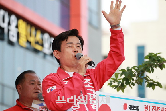 조규일 진주시장 후보가 부강진주 시즌2를 시민들에게 설명하고 있다. ⓒ 프라임경제