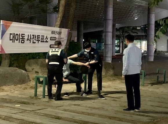이석윤 포항시의원 후보가 지난 25일 벤치에 쓰러져있던 취객을 발견하고 112에 신고해 무사히 귀가시킨 것으로 알려져 미담이 되고 있다. ⓒ 이석윤 포항시의원 후보