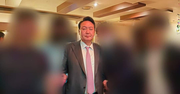 지난 13일 윤석열 대통령의 술에 취한 듯한 사진이 공개돼 논란이 일고 있다. ⓒ 황교일 페이스북
