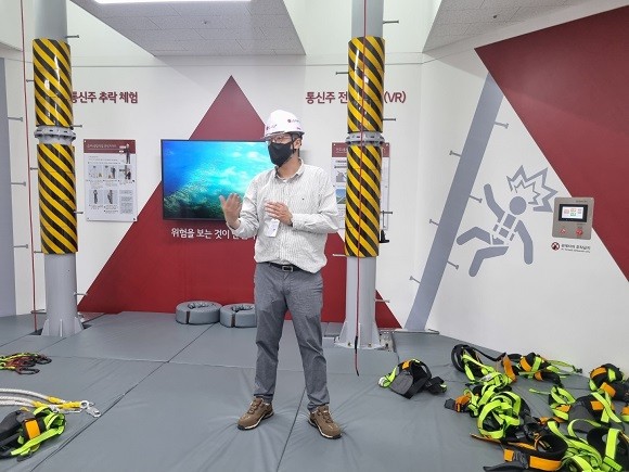 통신주 추락 체험장에서 안전대 착용법을 설명하고 있다. = 이인애 기자