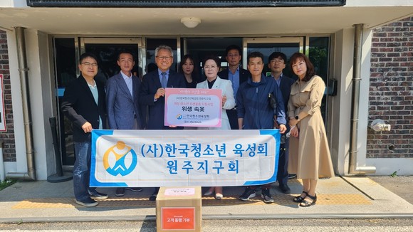 팸테크 스타트업 단색이 지난달 24일 한국청소년육성회 원주지구회(회장 신예섬)에 490만 원 상당의 위생속옷을 기부했다. ⓒ 단색