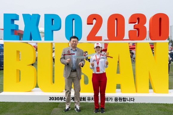 신동빈 롯데 회장은 지난 4일 롯데 오픈 경기가 열리는 인천 베어즈베스트 청라를 방문해 부산세계박람회 포토월 앞에서 롯데 골프단 황유민 선수와 함께 2030부산세계박람회 유치를 기원했다. © 롯데지주