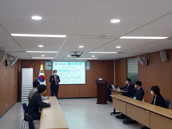 휴먼메트릭스 인사담당자가 구인구직 행사에 참여한 제대군인들에게 회사를 소개하고 있다. ⓒ 제대군인지원센터