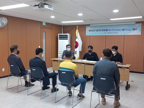 카일이삼제스퍼 임직원들이 두드림데이를 통해 지원한 제대군인들을 면접하고 있다. ⓒ 제대군인지원센터