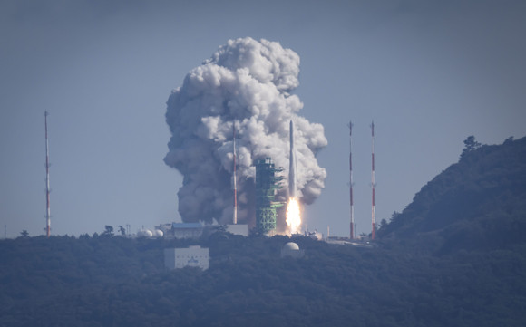 국내 독자 기술로 개발된 한국형 발사체 누리호(KSLV-Ⅱ)가 21일 오후 전남 고흥군 나로우주센터에서 2차 발사되고 있다. 이날 누리호는 성능검증 위성과 위성 모사체 분리를 성공적으로 마치면서 세계 7번째로 1톤(t) 이상의 실용적인공위성을 우주 발사체에 실어 자체 기술로 쏘아올린 우주 강국 반열에 올랐다. ⓒ 연합뉴스