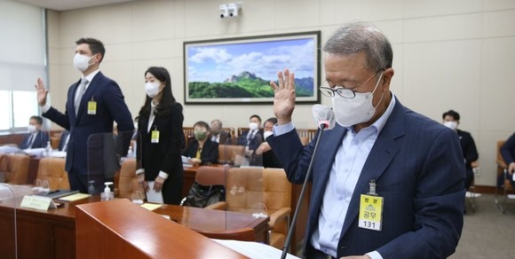 남양유업 매각을 둘러싸고 홍원식 남양유업 회장 일가와 한앤컴퍼니(한앤코) 대표가 증인으로 출석했다. ⓒ 연합뉴스