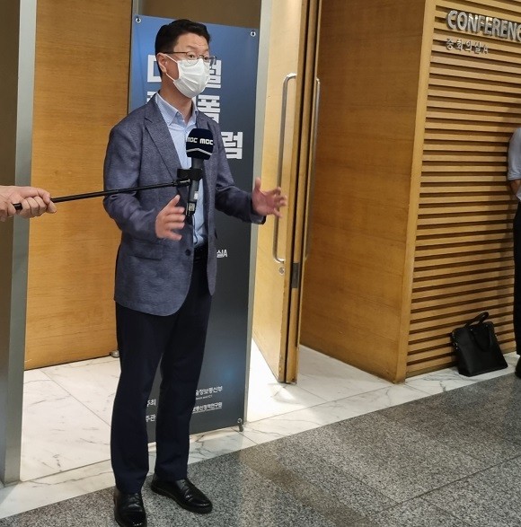 홍성배 과기정통부 네트워크 실장이 백브리핑을 하고 있다. = 이인애 기자