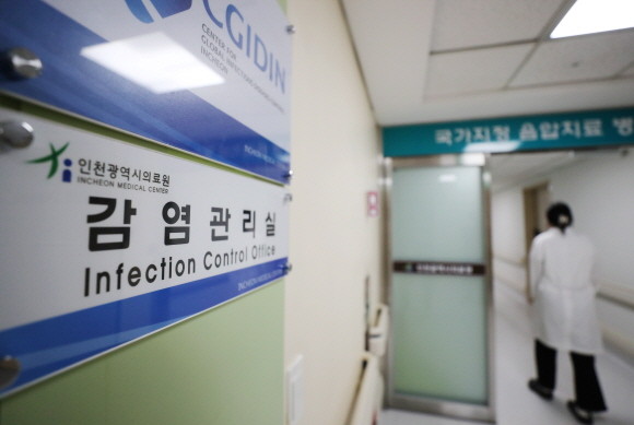 질병관리청은 지난 22일 브리핑에서 독일에서 인천공항을 통해 입국한 내국인 1명에 대해 원숭이두창 바이러스의 특이유전자를 증폭해 검출하는 진단검사 결과 최종 양성으로 확인됐다고 밝혔다. © 연합뉴스