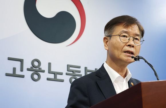 이정식 고용노동부 장관이 23일 오전 정부세종청사에서 노동시장 개혁 추진방향과 관련해 브리핑하고 있다. ⓒ 연합뉴스