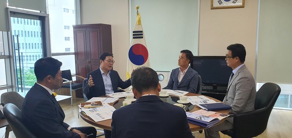 박동식 사천시장 당선인이 박완수 경남도지사 당선인에게 현안사업을 건의하고 있다. ⓒ 사천시