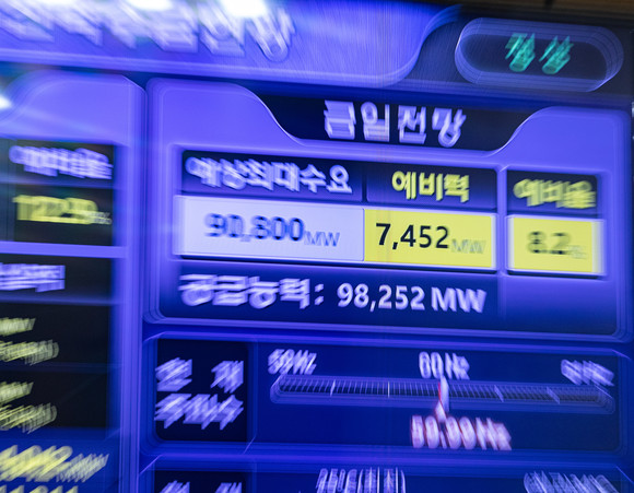 지난 4일 오후 서울 중구 명동 한국전력 서울본부에 설치된 전력수급 상황 현황판. ⓒ 연합뉴스