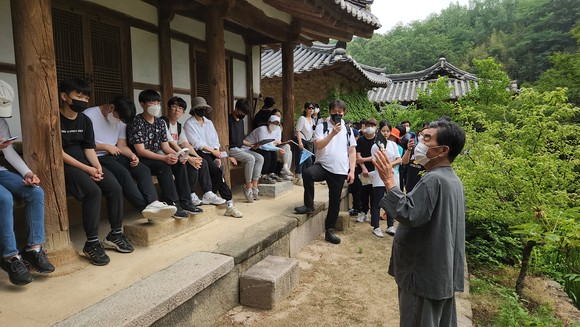 인문학 오딧세이에 참여한 학생 및 학부모가 문화재 설명을 듣고 있다. ⓒ 달서고등학교