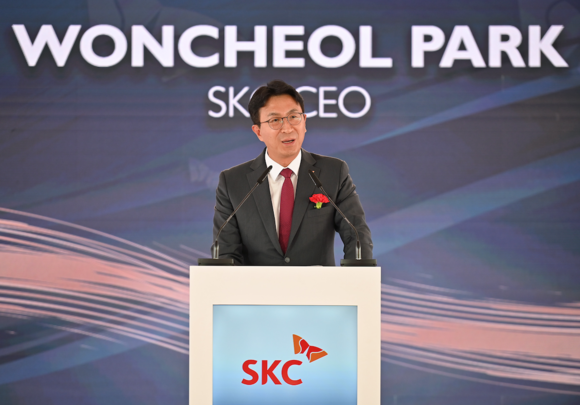 박원철 SKC 사장이 7일(현지) 폴란드 스탈로바볼라시 E-모빌리티 산업단지에서 열린 SK넥실리스 동박 공장 착공식에서 축사를 하고 있다. ⓒ SKC
