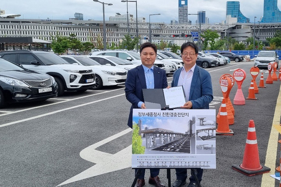 오영현 휴맥스모빌리티 공동대표(좌측)와 조소연 행정안전부 정부청사관리본부장 ⓒ 휴맥스모빌리티