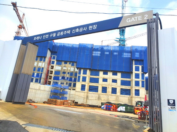 한화 포레나 인천구월은 인근에서 보기 드문 신축이라는 점에서 대기수요자들의 높은 관심이 이어지고 있다. 사진은 한화 포레나 인천구월 건설 현장. = 전훈식 기자