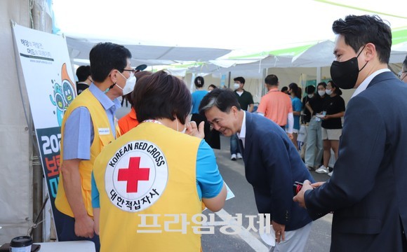 지난 22일 '2022 충남 우수시장 박람회' 개막식에서 봉사활동 중인 대한적십자사분들께 감사 인사를 하고 있는 김태흠 지사. ⓒ 프라임경제