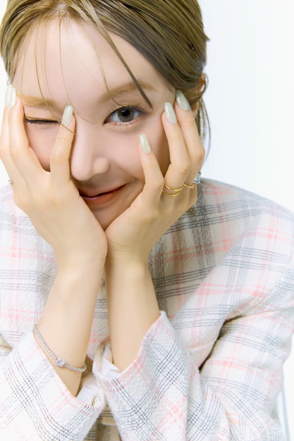 젤네일 브랜드 '오호라'가 27일 오후 6시 CJ온스타일 라이브 커머스를 통해 신제품 '젤네일 팁 초아 에디션'을 단독 판매한다. © CJ온스타일