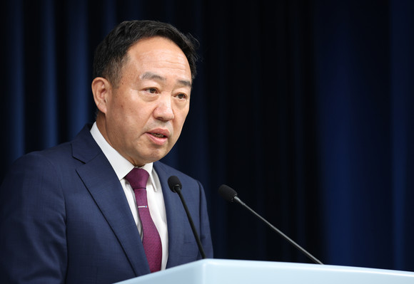 강승규 대통령실 시민사회수석이 국민제안 홈페이지에서 진행하던 대국민 온라인 투표에 반복 행위를 통한 클릭수 조작을 발견했다고 밝혔다. ⓒ 연합뉴스