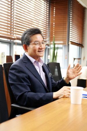 박인주 회장은 제니엘이 인력파견 회사를 뛰어넘어 솔루션 회사로서의 역할을 하기 위해 노력하고 있다고 전했다. ⓒ 제니엘
