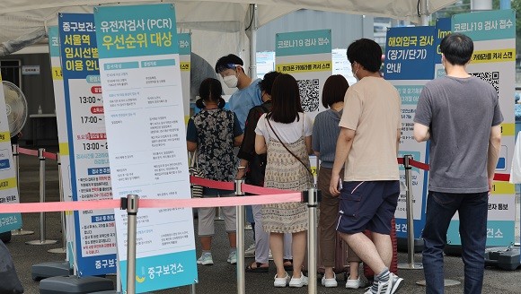 질병관리청 중앙방역대책본부에 따르면 4일 0시 기준 코로나19 확진자는 10만7894명을 기록했다. ⓒ 연합뉴스