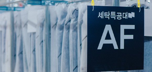 체계적인 의류 보관을 위해 올 초 경기도 김포시에 설립한 세탁특공대 의류 전문 보관 센터는 총 4958.67㎡ 규모로 최대 11만벌까지 적재가 가능하며, 스마트 온습도계로 55% 이하 습도와 25℃ 온도로 항시 적정 환경을 유지 중이다. ⓒ 워시스왓