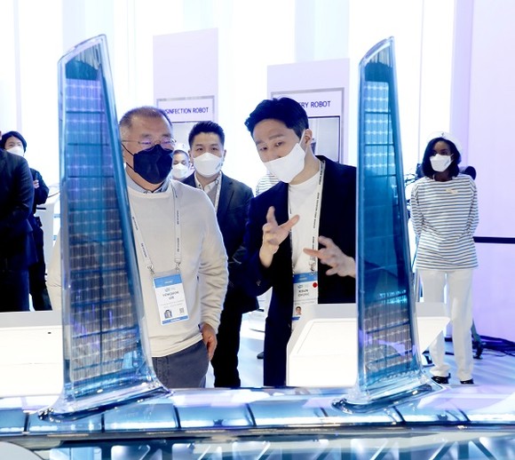 지난 1월 정의선 현대자동차그룹 회장과 정기선 HD현대 사장이 CES 2022에 참여해 대화를 나누고 있다. ⓒ HD현대