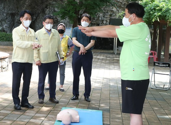 오세동 청주부시장은 4일 여름철 물놀이 안전체험교실 심폐소생술을 체험 하고 있다. ⓒ 청주시