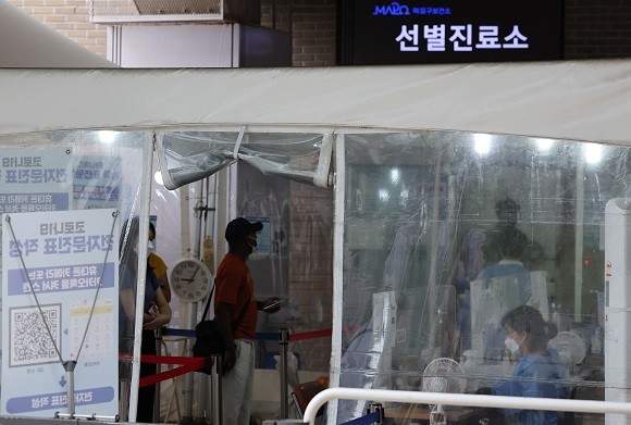 질병관리청 중앙방역대책본부에 따르면 5일 0시 기준 코로나19 확진자는 11만2901명을 기록했다. ⓒ 연합뉴스