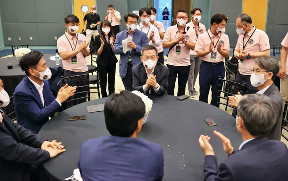5일 한국형 달 탐사선 '다누리'가 지상국과 교신에 성공한 직후 이종호 과학기술정보통신부 장관이 공동취재단과 인터뷰를 하고 있다. ⓒ 공동취재기자단