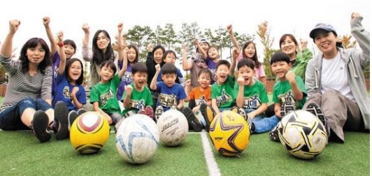 2022 화랑대기 전국유소년축구대회 참가팀 학부모 축구대회에서 참가자들이 화이팅을 외치고 있다. ⓒ 경주시청