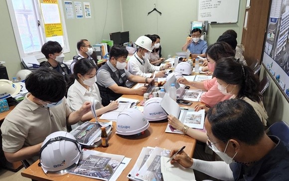 부산도시공사 직원, BMC 스마트홈 자문단, 건설사업관리단들이 회의를 진행하는 모습. ⓒ BMC