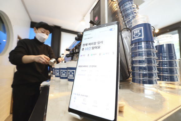 서울시 성동구의 한 베이커리에서 KT AI 통화비서가 고객의 요청사항을 받고 있다. ⓒ KT