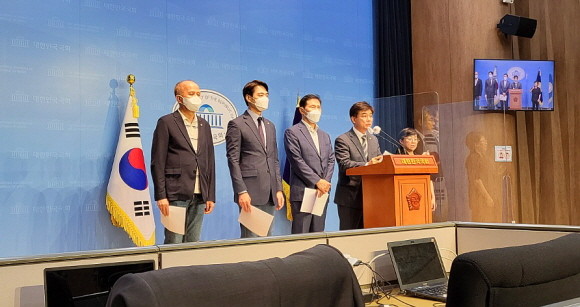 김병욱 더불어민주당 의원을 비롯해 더불어민주당 소속 1기 신도시 지역구 국회의원들이 18일 국회 소통관에서 윤석열 정부의 발표안을 비판했다. = 박성현 기자
