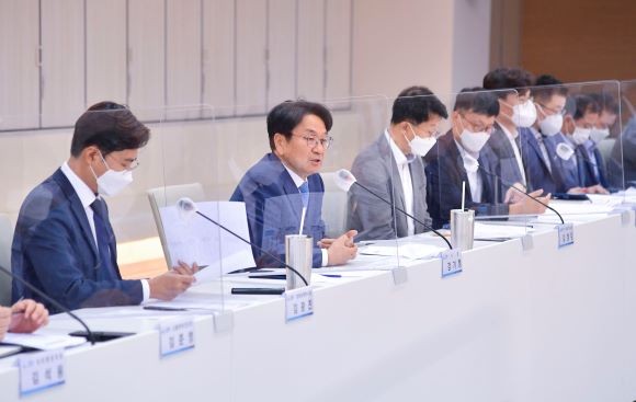 강기정 광주광역시장이 30일 오후 시청 3층 중회의실에서 열린 민선8기 제1차 공공기관장 회의를 주재하고 있다. ⓒ 광주은행
