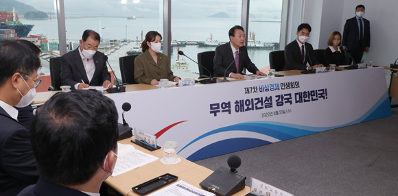 윤 대통령은 "우리 모두 팀코리아로 똘똘 뭉친다면 제2의 해외건설 붐은 반드시 실현될 것이라고 믿는다"고 강조했다. ⓒ 연합뉴스