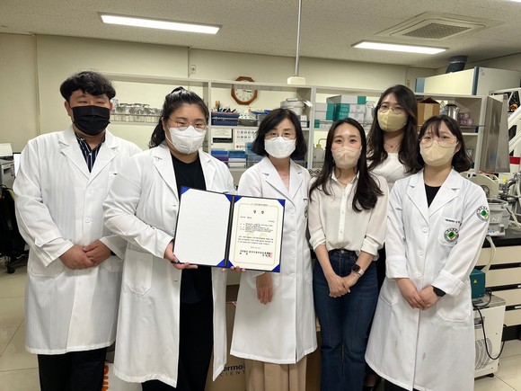 더브레드블루와 대구대학교 식품영양학과가 협업해 제43차 국제학술대회에서 우수 포스터상을 수상했다. ⓒ 더브레드블루