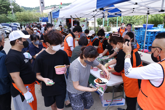 지난 7일 포항 오천읍 부영3차 아파트에서 '사랑의 밥차'가 태풍 피해를 윕은 주민들에게 무료급식을 하고 있다. = 김진호 기자