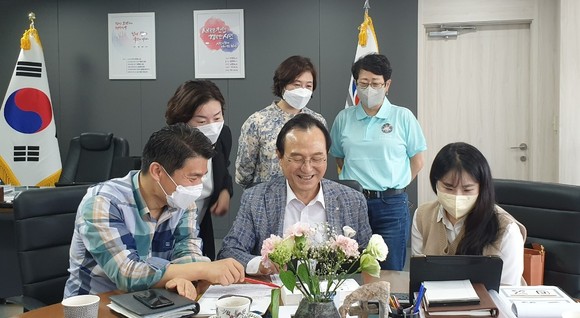 천안시는 천안시태조산청소년수련관과 지난 17일 시청 시장실에서 청소년과의 소통을 위한 '청소년 메타버스 간담회'를 진행했다. ⓒ 천안시