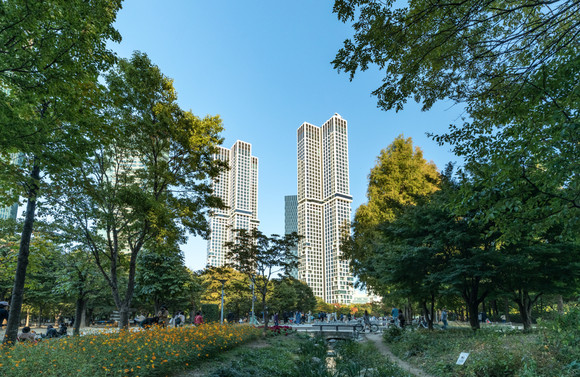 서울 성동구 아크로서울포레스트(최고 49층)는 일대 랜드마크로 자리 잡았다. ⓒ DL이앤씨
