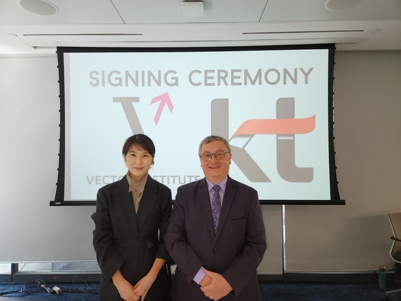 KT 전략기획실장 김채희 전무(좌)와 벡터 연구소 CEO 가스 깁슨(Garth Gibson)이 22일(현지 기준) 캐나다 토론토에 위치한 벡터 연구소에서 파트너십 체결 후 기념촬영 하고 있는 모습. ⓒ KT