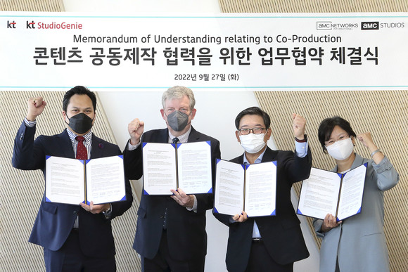 AMC네트웍스 글로벌 제작 총괄 노엘 만자노, AMC네트웍스 해롤드 그로넨탈 부사장, KT 미디어플랫폼사업본부장 김훈배 전무, KT스튜디오지니 김철연 대표가 업무협약 체결 후 기념사진을 찍는 모습. ⓒ KT