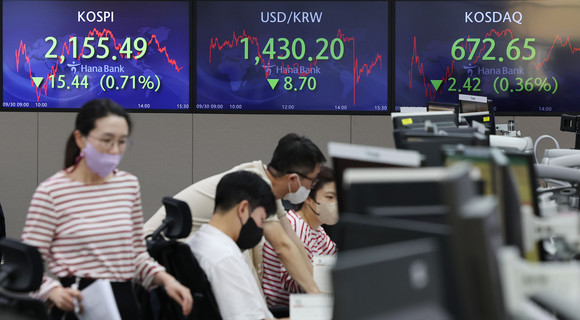 30일 코스피 지수는 전장 2170.93대비 15.44p 빠진 2155.49을 기록했다. ⓒ 연합뉴스