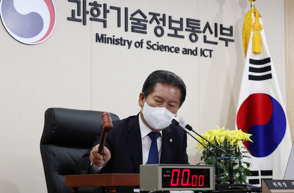 4일 오전 세종시 정부세종청사에서 열린 국회 과학기술정보방송통신위원회의 과학기술정보통신부, 우정사업본부 등에 대한 국정감사에서 더불어민주당 소속 정청래 위원장이 의사봉을 두드리고 있다. ⓒ 연합뉴스