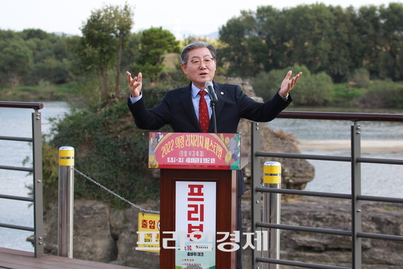 오태완 군수가 제1회 부자 축제 성공을 위한 사업 설명을 하고 있다. ⓒ 프라임경제