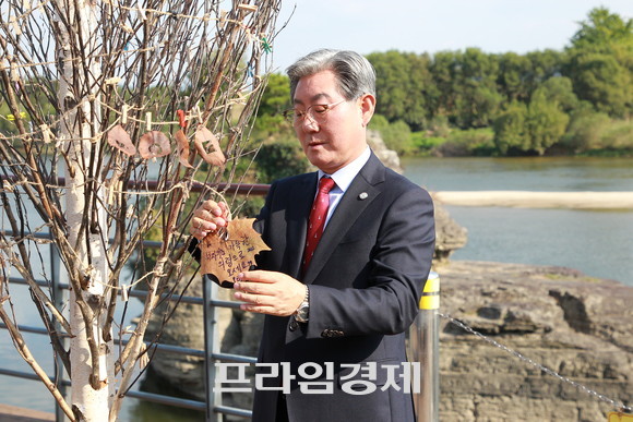 오태완 의령군수가 제1회 부자 축재 성공을 위해 나뭇잎에 축원을 기원하고 있다. ⓒ 프라임경제