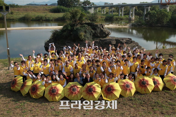 오태완 군수와 부자 서포터즈들이 성공적인 축제를 위해 의지를 다지고 있다. ⓒ 프라임경제