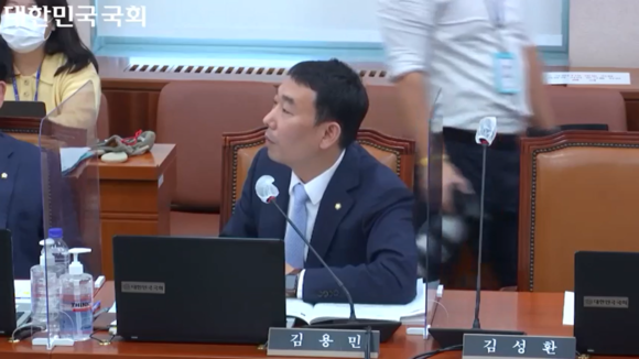 김용민 더불어민주당 의원이 13일 열린 국정감사에서 유웅한 한국벤처투자 대표에게 질의하고 있다. ⓒ 국회의사중계시스템 캡처본